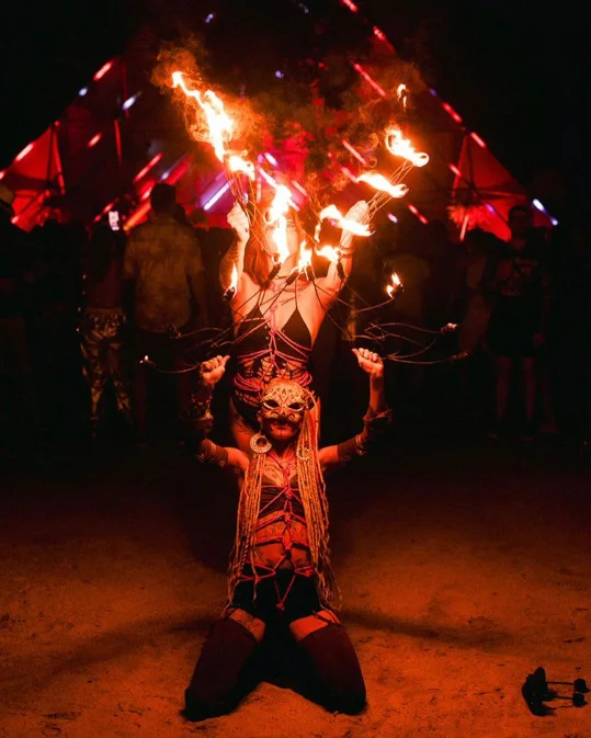 Performance noturna com chamas e máscara, Manifesto da Fênix