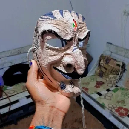 Máscara de ancião em tons claros com terceiro olho